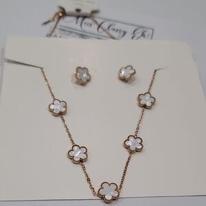 Double- Sided Chic Gold and White Floral Necklace Set